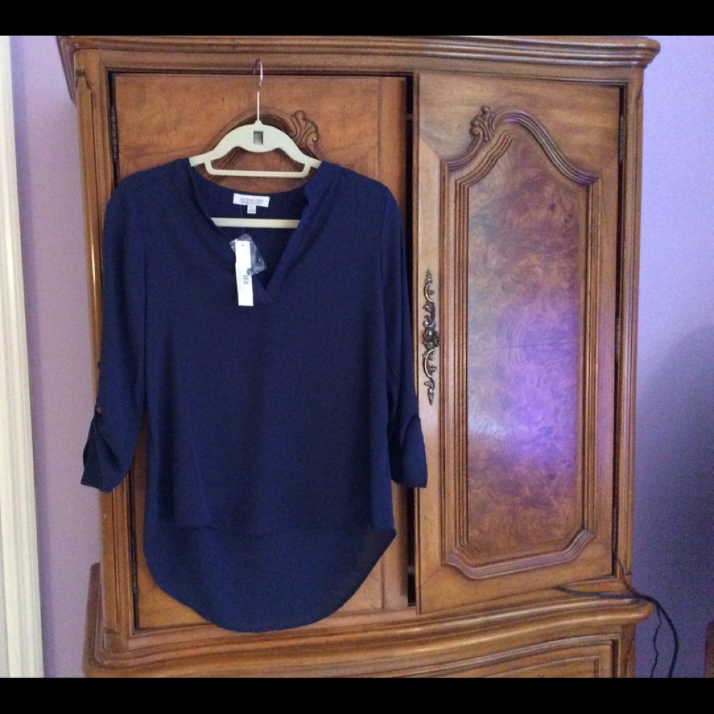NWT Active USA navy hi-lo blouse small
